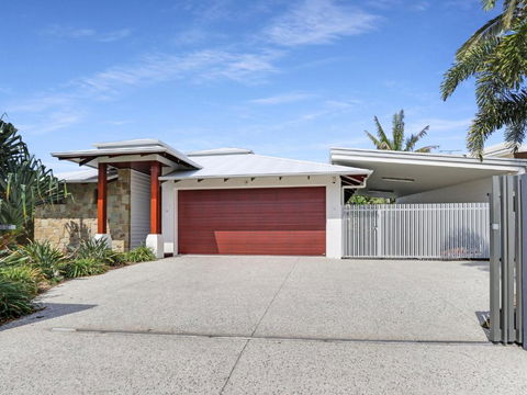 WATERFRONT HOME BORDERING MOOLOOLABA - Accommodation Broadbeach 2