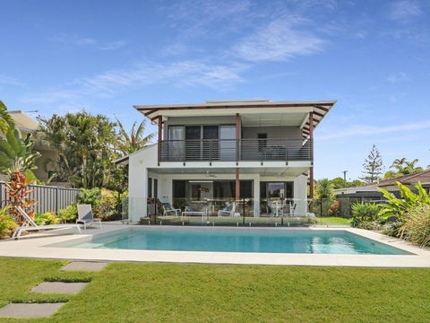 WATERFRONT HOME BORDERING MOOLOOLABA - Accommodation Broadbeach 4
