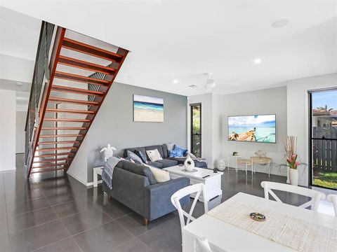 WATERFRONT HOME BORDERING MOOLOOLABA - Accommodation Broadbeach 5