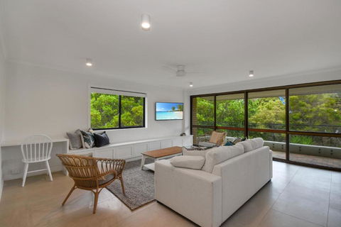 BEAUTIFULLY RENOVATED OCEANSIDE APARTMENT Lamer 9 - Accommodation Broadbeach 6