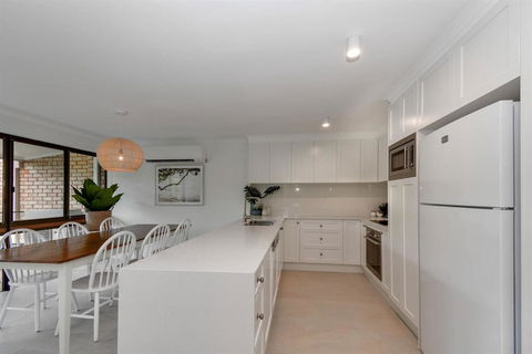 BEAUTIFULLY RENOVATED OCEANSIDE APARTMENT Lamer 9 - Accommodation Broadbeach 1