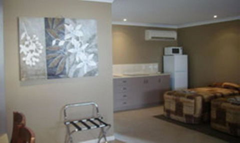 Cosmos Country Motor Inn - Accommodation Broadbeach 1