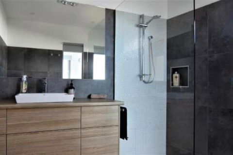 BEACHHOUSE BINALONG Luxury Waterfront Holiday House At Bay Of Fires - Accommodation Broadbeach 1