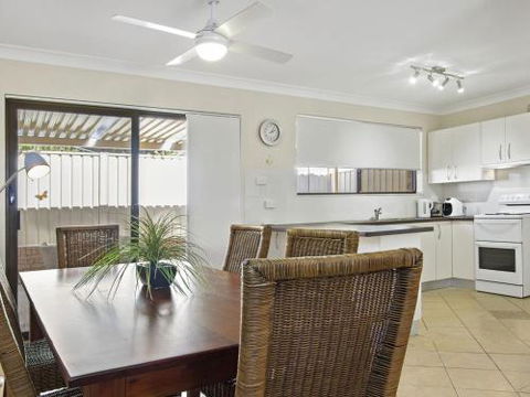 DAVIES STREET MOLLYMOOK 4 / 14 - Accommodation Broadbeach 2