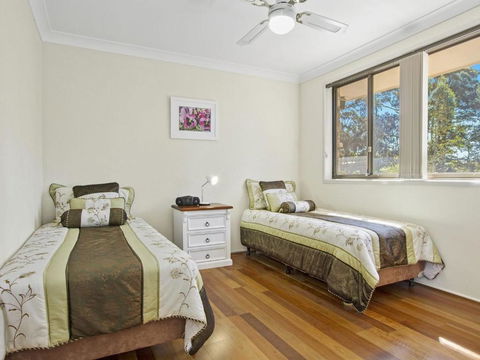 DAVIES STREET MOLLYMOOK 4 / 14 - Accommodation Broadbeach 3