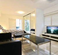 Modern Studio Apartment With Pool  Amazing Views - Accommodation Broadbeach