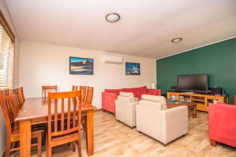 The Gee Beach House - Accommodation Broadbeach 5
