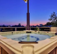 Darwin City Lights Jacuzzi - Accommodation Broadbeach