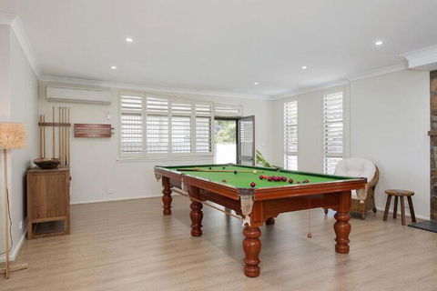 Whispering Sands 10 Sandy Point Road Luxury Waterfront Home With Aircon WIFI & Foxtel - Accommodation Broadbeach 5