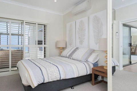 Whispering Sands 10 Sandy Point Road Luxury Waterfront Home With Aircon WIFI & Foxtel - Accommodation Broadbeach 7