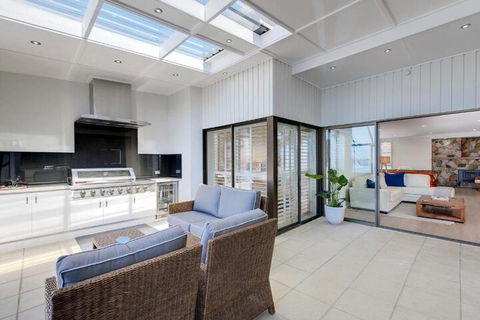 Whispering Sands 10 Sandy Point Road Luxury Waterfront Home With Aircon WIFI & Foxtel - Accommodation Broadbeach 6