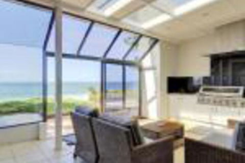 Whispering Sands 10 Sandy Point Road Luxury Waterfront Home With Aircon WIFI & Foxtel - Accommodation Broadbeach 0
