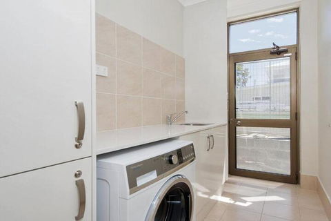 Whispering Sands 10 Sandy Point Road Luxury Waterfront Home With Aircon WIFI & Foxtel - Accommodation Broadbeach 3