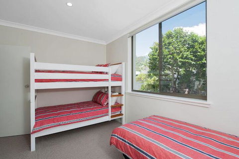 Whispering Sands 10 Sandy Point Road Luxury Waterfront Home With Aircon WIFI & Foxtel - Accommodation Broadbeach 2
