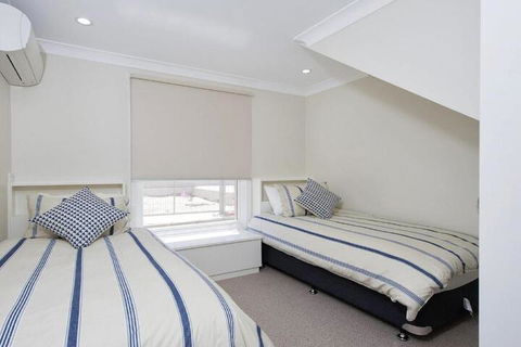 Whispering Sands 10 Sandy Point Road Luxury Waterfront Home With Aircon WIFI & Foxtel - Accommodation Broadbeach 4