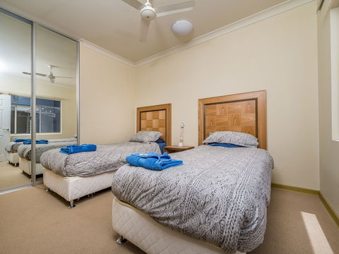 Seafront Unit 60 - Accommodation Broadbeach 2