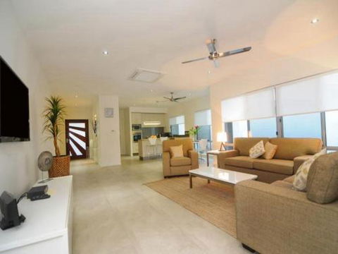 BEACH RETREAT At PALM COVE - Accommodation Broadbeach 3