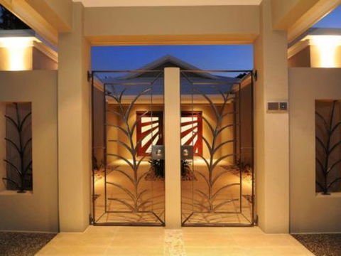BEACH RETREAT At PALM COVE - Accommodation Broadbeach 4