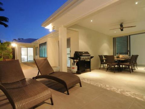BEACH RETREAT At PALM COVE - Accommodation Broadbeach 1