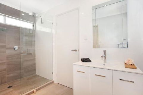 BEACH SHOPS & FABULOUS VACATION HOME! - Accommodation Broadbeach 3