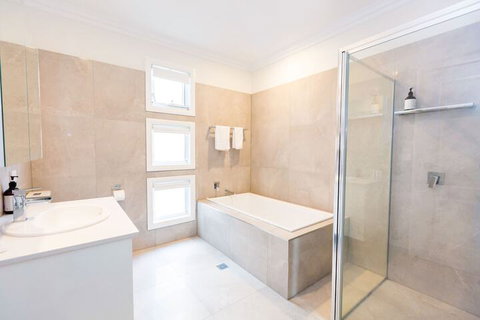 Wagga Apartments 5 - Accommodation Broadbeach 3