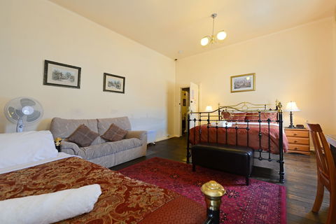 Edinburgh Gallery Bed & Breakfast - Accommodation Broadbeach 3