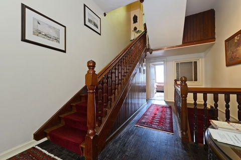 Edinburgh Gallery Bed & Breakfast - Accommodation Broadbeach 2