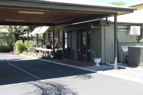 Lake Forbes Motel - Accommodation Broadbeach 2