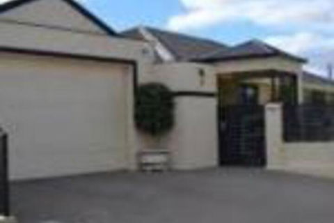 Sunset Retreat - Accommodation Broadbeach 0