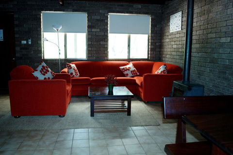 Caves Road Chalets - Accommodation Broadbeach 2