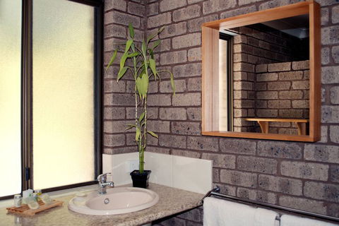 Caves Road Chalets - Accommodation Broadbeach 5