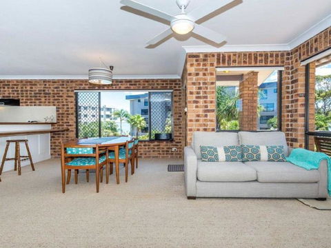 COLUMBIA VIEWS 2 / 9 COLUMBIA CLOSE AIRCON WIFI NETFLIX VIEWS & BOAT PARKING - Accommodation Broadbeach 2