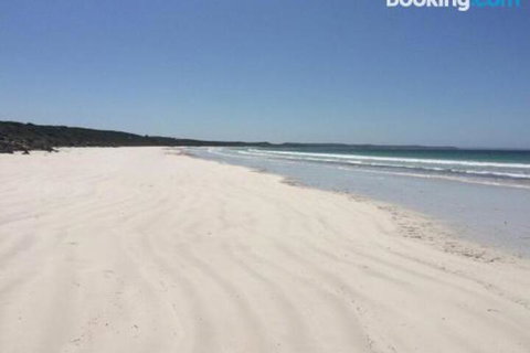 DEstrees Bay Beach House - Accommodation Broadbeach 3
