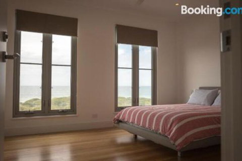 DEstrees Bay Beach House - Accommodation Broadbeach 6
