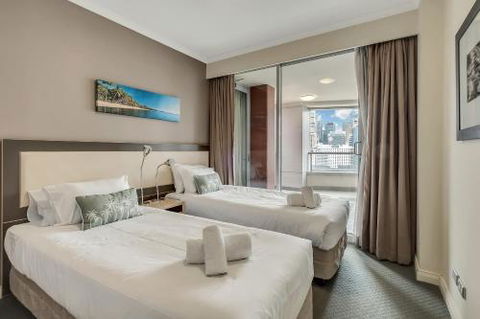 DREAM HARBOUR VIEW 2 BRM / GYM POOL & PARKING - Accommodation Broadbeach 3