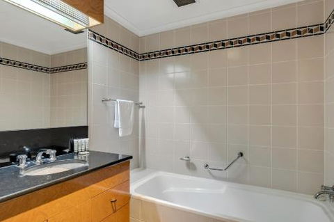 DREAM HARBOUR VIEW 2 BRM / GYM POOL & PARKING - Accommodation Broadbeach 1
