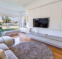 Serene Marinafront 3BR Retreat - Accommodation Broadbeach
