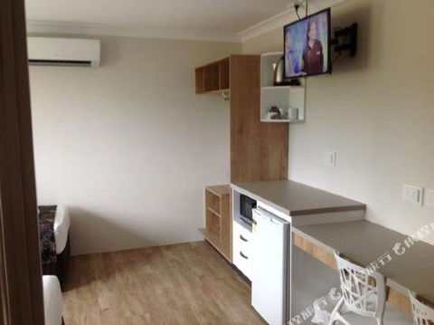 BEST WESTERN CASTLE LODGE MOTEL - Accommodation Broadbeach 0