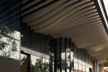 Panoramic Melbourne Views From Stylish Apartment - Accommodation Broadbeach 3