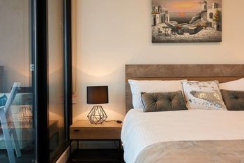 Panoramic Melbourne Views From Stylish Apartment - Accommodation Broadbeach 2