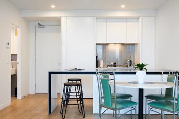 Panoramic Melbourne Views From Stylish Apartment - Accommodation Broadbeach 1