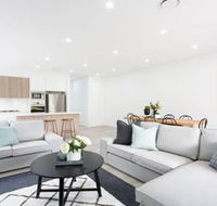5 Bedroom Sydney Mansion with Parking - Accommodation Broadbeach