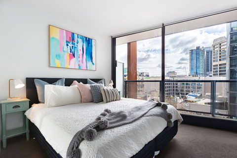Ella, 1BDR Melbourne Apartment - Accommodation Broadbeach 3