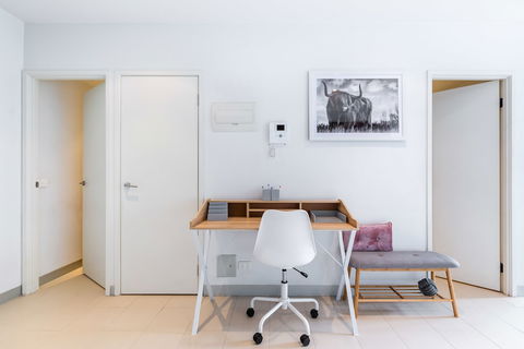 Ella, 1BDR Melbourne Apartment - Accommodation Broadbeach 5