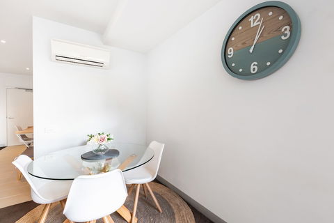 Ella, 1BDR Melbourne Apartment - Accommodation Broadbeach 4