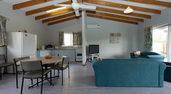 Cervantes Holiday Homes - Accommodation Broadbeach 4