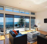 Penguin Waterfront Escape - Accommodation Broadbeach
