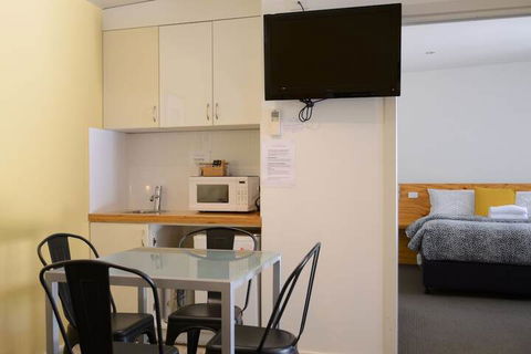 Motel On Alpine - Accommodation Broadbeach 5