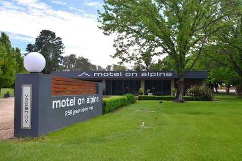 Motel On Alpine - Accommodation Broadbeach 1
