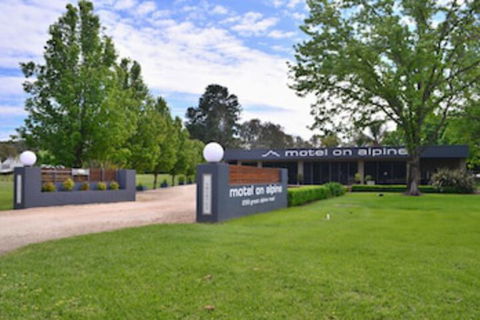 Motel On Alpine - Accommodation Broadbeach 0
